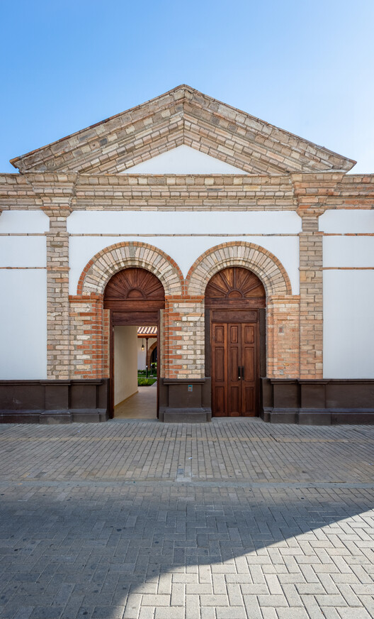 Edificio de la nueva sede Diócesis Sonsón Rionegro / AD Arquitectura + Diseño Urbano SAS - Fotografía exterior, Arco, Pilares, Arcada