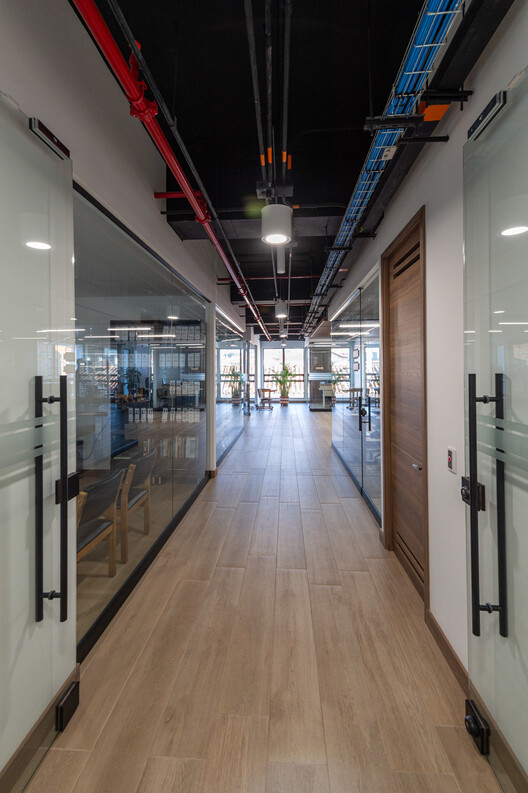 Edificio de la nueva sede Diócesis Sonsón Rionegro / AD Arquitectura + Diseño Urbano SAS - Fotografía interior, Iluminación, Vidrio
