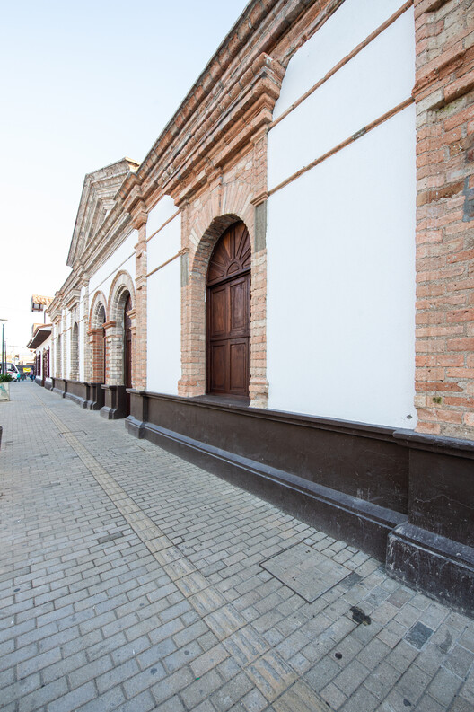 Edificio de la nueva sede Diócesis Sonsón Rionegro / AD Arquitectura + Diseño Urbano SAS - Fotografía exterior, Arco, Arcada, Pilares