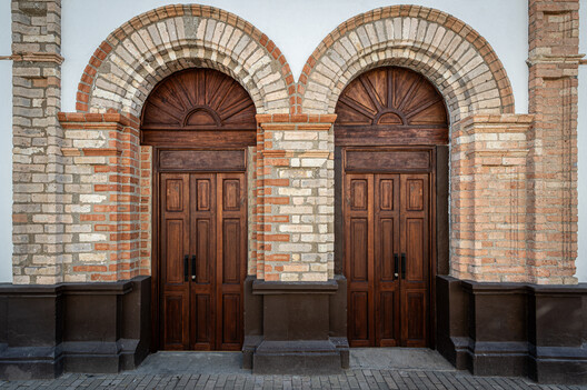 Edificio de la nueva sede Diócesis Sonsón Rionegro / AD Arquitectura + Diseño Urbano SAS - Fotografía exterior, Arco, Ladrillo, Pilares, Arcada
