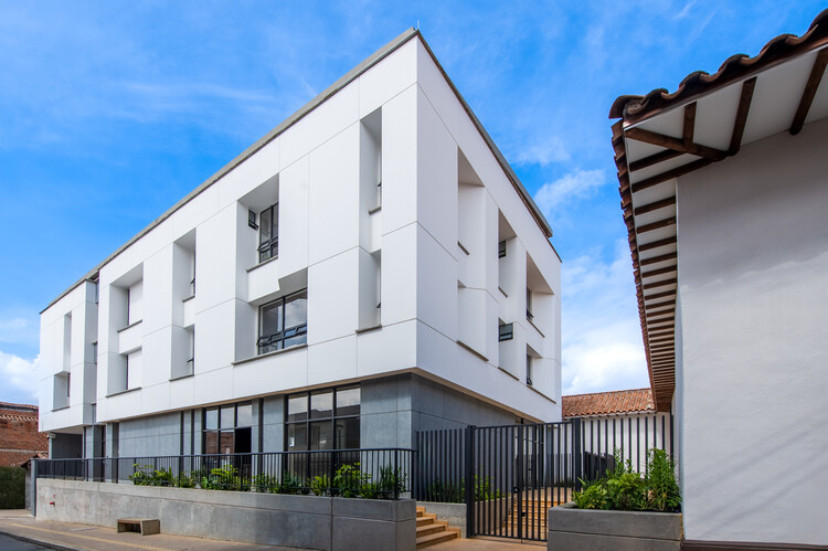 Edificio de la nueva sede Diócesis Sonsón Rionegro / AD Arquitectura + Diseño Urbano SAS - Fotografía exterior