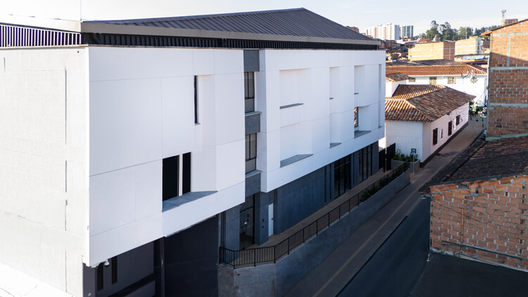 Edificio de la nueva sede Diócesis Sonsón Rionegro / AD Arquitectura + Diseño Urbano SAS - Fotografía exterior