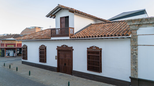 Edificio de la nueva sede Diócesis Sonsón Rionegro / AD Arquitectura + Diseño Urbano SAS - Fotografía exterior, Puerta, Fachada