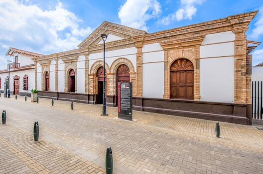 Edificio de la nueva sede Diócesis Sonsón Rionegro / AD Arquitectura + Diseño Urbano SAS - Fotografía exterior, Puerta, Pilares, Arcada