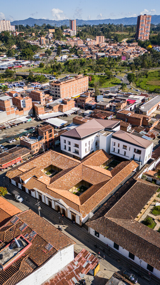 Edificio de la nueva sede Diócesis Sonsón Rionegro / AD Arquitectura + Diseño Urbano SAS - Fotografía exterior