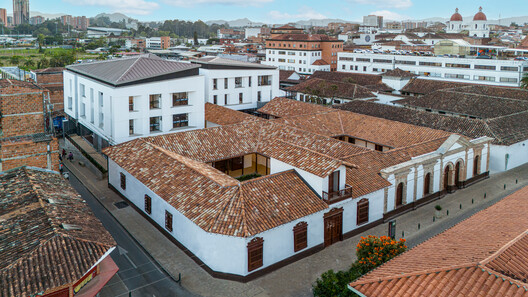 Edificio de la nueva sede Diócesis Sonsón Rionegro / AD Arquitectura + Diseño Urbano SAS - Fotografía exterior, Puerta