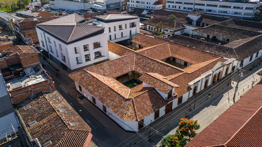 Edificio de la nueva sede Diócesis Sonsón Rionegro / AD Arquitectura + Diseño Urbano SAS - Fotografía exterior, Puerta