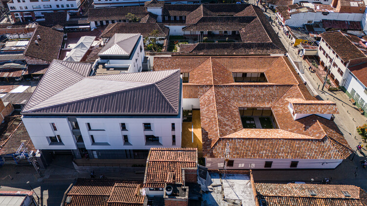 Edificio de la nueva sede Diócesis Sonsón Rionegro / AD Arquitectura + Diseño Urbano SAS - Fotografía exterior, Balcón