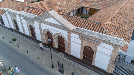 Edificio de la nueva sede Diócesis Sonsón Rionegro / AD Arquitectura + Diseño Urbano SAS - Fotografía interior, Arco, Puerta, Arcada