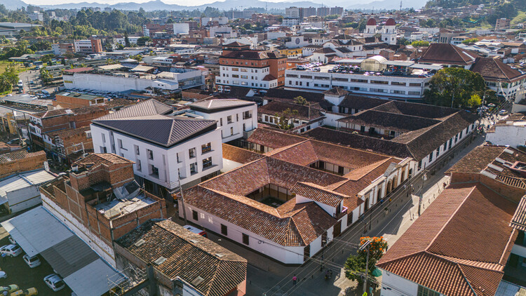 Edificio de la nueva sede Diócesis Sonsón Rionegro / AD Arquitectura + Diseño Urbano SAS - Fotografía exterior