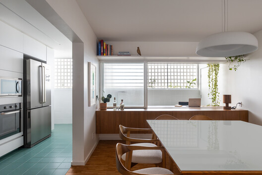 Apartamento Nery / ARQBR Arquitetura e Urbanismo Apartamento Nery / ARQBR Arquitetura e Urbanismo - Fotografia de Interiores, Cozinha, Bancada, Madeira, Mesa, Cadeira, Iluminação