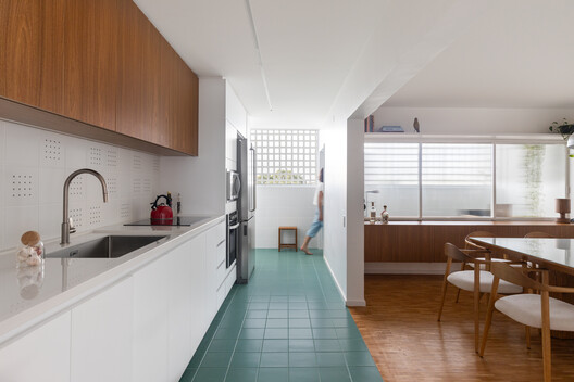 Apartamento Nery / ARQBR Arquitetura e Urbanismo Apartamento Nery / ARQBR Arquitetura e Urbanismo - Fotografia de Interiores, Cozinha, Bancada, Madeira, Iluminação