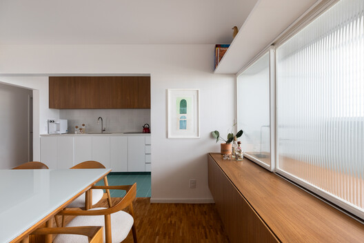 Apartamento Nery / ARQBR Arquitetura e Urbanismo Apartamento Nery / ARQBR Arquitetura e Urbanismo - Fotografia de Interiores, Cozinha, Madeira, Vidro, Bancada, Cadeira