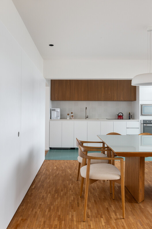 Apartamento Nery / ARQBR Arquitetura e Urbanismo Apartamento Nery / ARQBR Arquitetura e Urbanismo - Fotografia de Interiores, Cozinha, Madeira, Mesa, Bancada, Cadeira