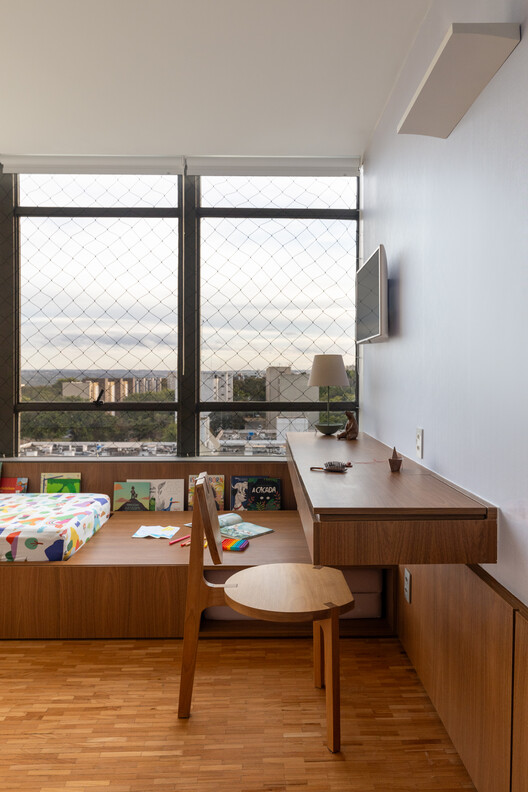 Apartamento Nery / ARQBR Arquitetura e Urbanismo - Fotografia de Interiores, Cozinha, Madeira, Iluminação, Prateleira, Cadeira