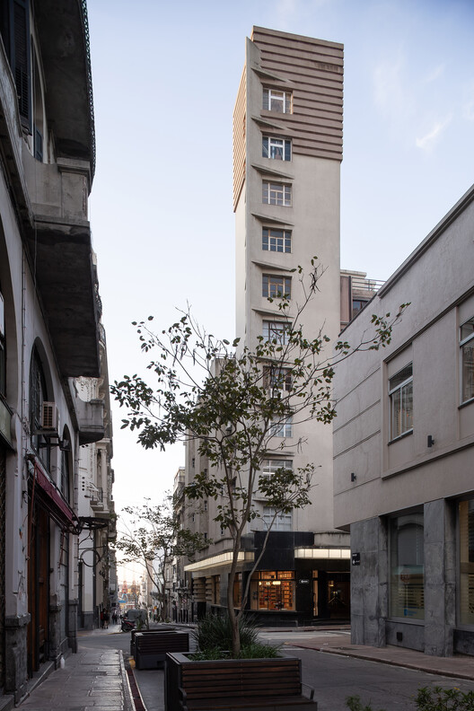 Librería Fundación de Cultura Universitaria / Estudio López Ligerini - Fotografía exterior, Fachada