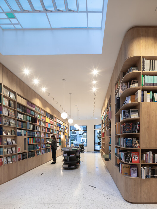 Librería Fundación de Cultura Universitaria / Estudio López Ligerini - Fotografía interior, Armarios, Estanterías, Vidrio