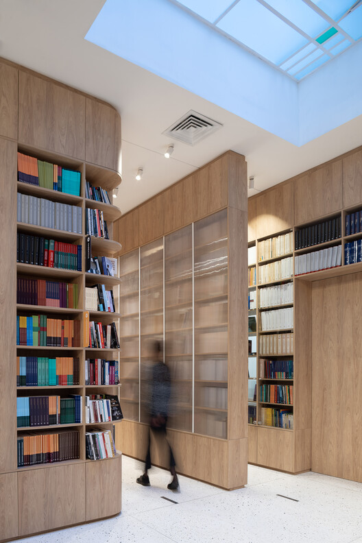 Librería Fundación de Cultura Universitaria / Estudio López Ligerini - Fotografía interior, Armarios, Estanterías, Madera