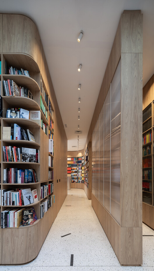 Librería Fundación de Cultura Universitaria / Estudio López Ligerini - Fotografía interior, Armarios, Estanterías