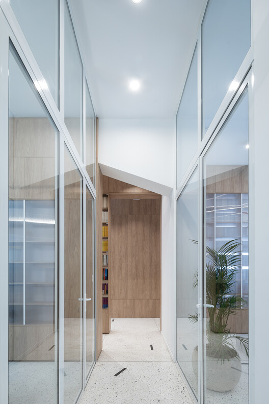 Librería Fundación de Cultura Universitaria / Estudio López Ligerini - Fotografía interior, Madera, Iluminación, Vidrio, Puerta