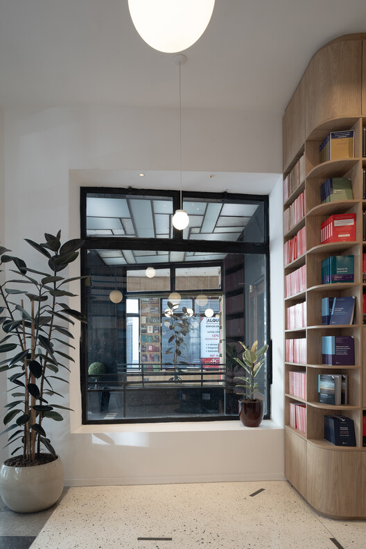 Librería Fundación de Cultura Universitaria / Estudio López Ligerini - Fotografía interior, Estanterías, Iluminación, Vidrio