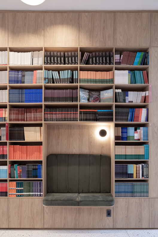 Librería Fundación de Cultura Universitaria / Estudio López Ligerini - Fotografía interior, Armarios, Estanterías, Madera