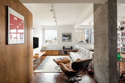 Apartamento Araruama / Arquea Arquitetos Apartamento Araruama / Arquea Arquitetos - Fotografia de Interiores, Sala de Estar, Madeira, Sofá, Mesa, Iluminação, Cadeira