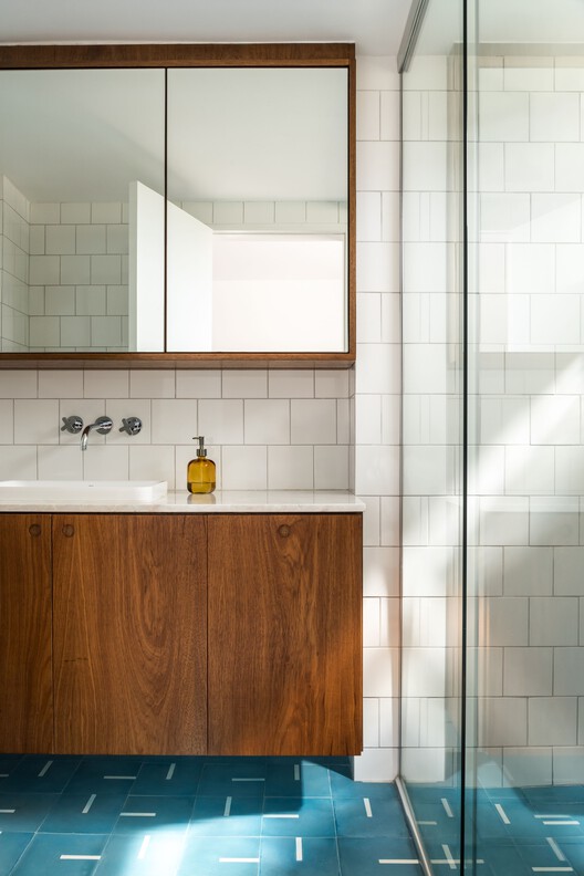 Apartamento Araruama / Arquea Arquitetos Apartamento Araruama / Arquea Arquitetos - Fotografia de Interiores, Banheiro, Vidro, Bancada, Pia