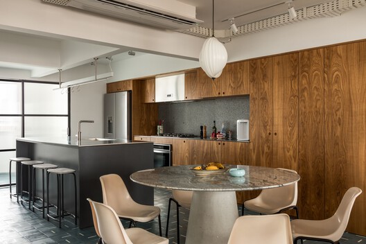 Apartamento Araruama / Arquea Arquitetos Apartamento Araruama / Arquea Arquitetos - Fotografia de Interiores, Cozinha, Mesa, Bancada, Madeira, Cadeira, Iluminação