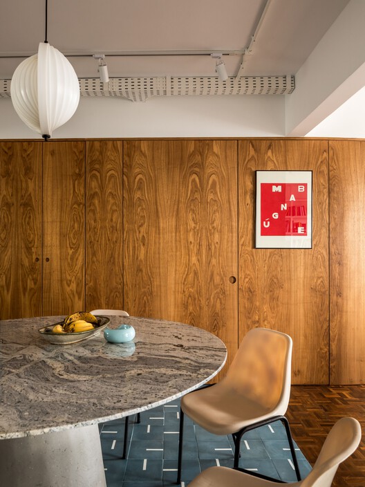 Apartamento Araruama / Arquea Arquitetos Apartamento Araruama / Arquea Arquitetos - Fotografia de Interiores, Madeira, Mesa, Cadeira, Bancada