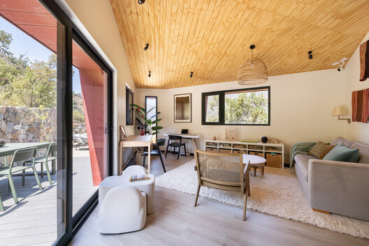 Casa estudio en la montaña / espaciogracia - Fotografía interior, Madera, Sillas