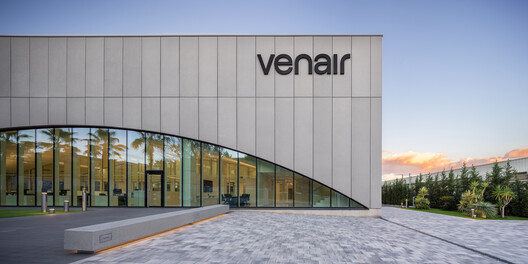 Edificio industrial y oficinas / Fransmas architects - Fotografía exterior