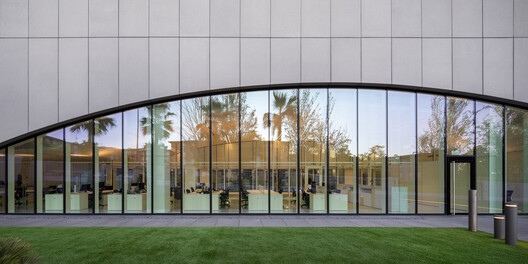 Edificio industrial y oficinas / Fransmas architects - Imagen 4 de 20