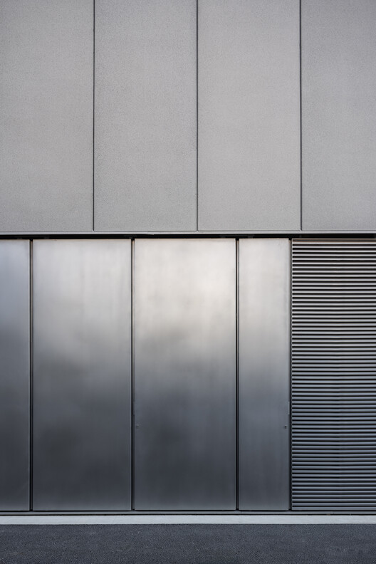 Edificio industrial y oficinas / Fransmas architects - Imagen 13 de 20