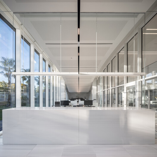 Edificio industrial y oficinas / Fransmas architects - Imagen 7 de 20