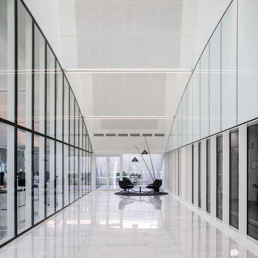 Edificio industrial y oficinas / Fransmas architects - Imagen 8 de 20