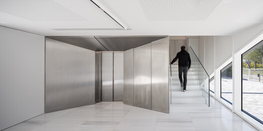 Edificio industrial y oficinas / Fransmas architects - Fotografía interior, Vidrio