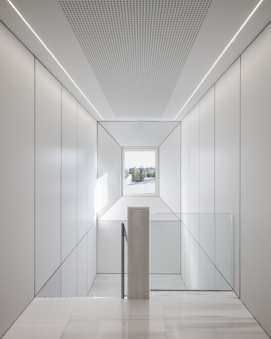 Edificio industrial y oficinas / Fransmas architects - Imagen 9 de 20