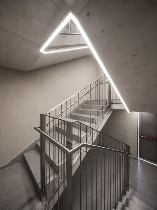 Edificio industrial y oficinas / Fransmas architects - Imagen 16 de 20