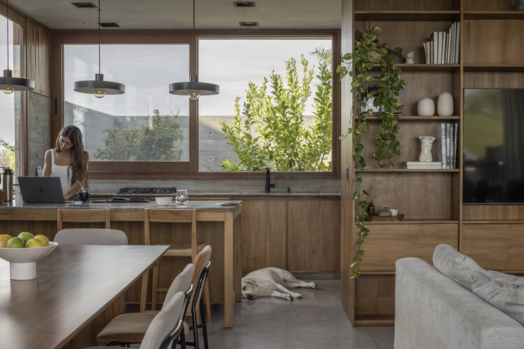 Casa de Las Aves / Estudio Simbiosis - Fotografía interior, Cocina, Madera, Mesas, Encimera, Sillas