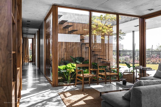 Casa de Las Aves / Estudio Simbiosis - Fotografía interior, Sala de estar, Madera, Sillas, Fijación Vigas
