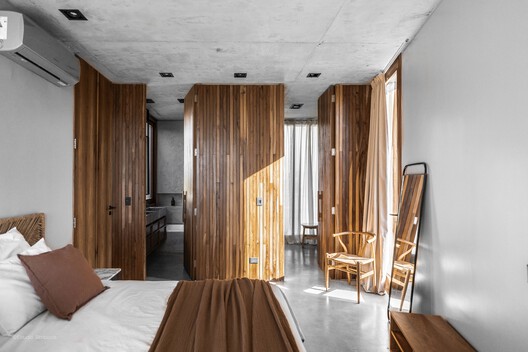 Casa de Las Aves / Estudio Simbiosis - Fotografía interior, Madera, Sillas, Dormitorio