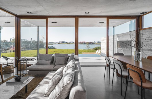 Casa de Las Aves / Estudio Simbiosis - Fotografía interior, Sala de estar, Sillas