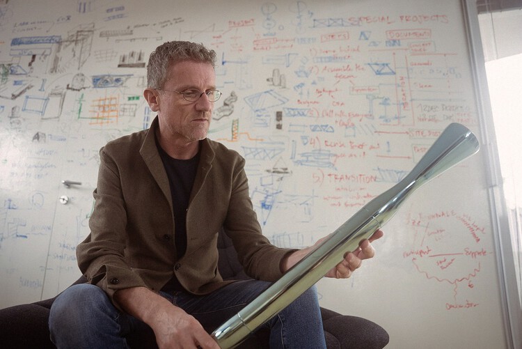 Carlo Ratti 为2026年米兰-科尔蒂纳冬奥会及冬残奥会设计火炬 - 主图