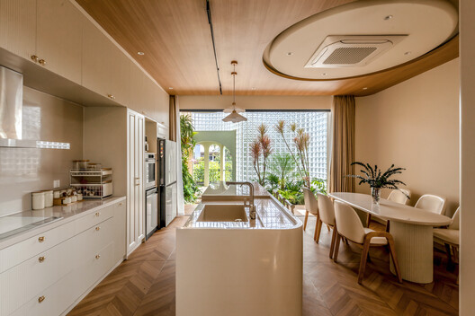 Casa Pabellón de cristal / DA VÀNG studio - Fotografía interior, Cocina, Madera, Encimera, Iluminación, Sillas