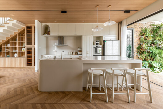 Casa Pabellón de cristal / DA VÀNG studio - Fotografía interior, Cocina, Encimera, Madera, Mesas, Iluminación, Sillas