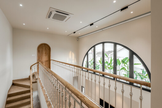 Casa Pabellón de cristal / DA VÀNG studio - Fotografía interior, Madera, Escaleras, Barandas