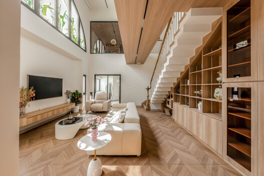 Casa Pabellón de cristal / DA VÀNG studio - Fotografía interior, Sala de estar, Madera, Escaleras, Iluminación, Sillas, Mesas