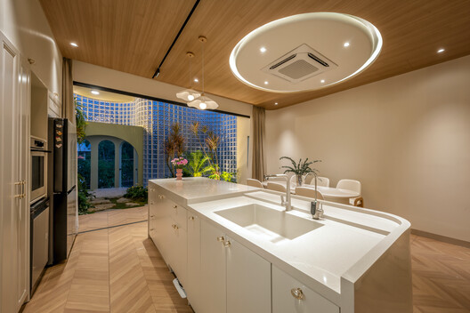 Casa Pabellón de cristal / DA VÀNG studio - Fotografía interior, Cocina, Madera, Encimera, Iluminación, Tarjas