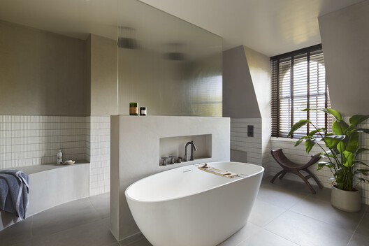 Russet House / Mulroy Architects - Interior Photography, Bathroom, Bathtub, Lighting, Sink
